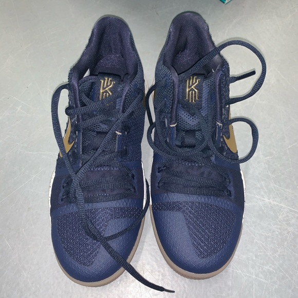 Nike Kyrie 3 sneakers Boys size 5.5, womens size 7 - Picture 3 of 5